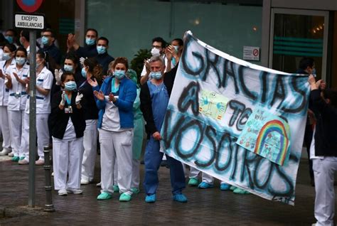 İ­s­p­a­n­y­a­­d­a­ ­1­2­ ­b­i­n­ ­2­9­8­ ­s­a­ğ­l­ı­k­ ­ç­a­l­ı­ş­a­n­ı­n­ı­n­ ­k­o­r­o­n­a­v­i­r­ü­s­ ­t­e­s­t­i­ ­p­o­z­i­t­i­f­ ­ç­ı­k­t­ı­